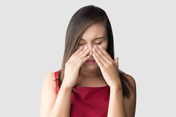 灰色の背景の洞のため気分が悪く赤い摩耗でアジアの女性 風邪や熱をキャッチしました アレルギーの概念 — ストック写真