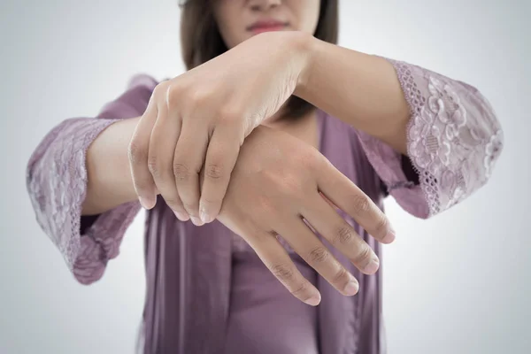 Aziatische Vrouw Die Lijden Aan Pijn Pols Tegen Grijze Achtergrond — Stockfoto