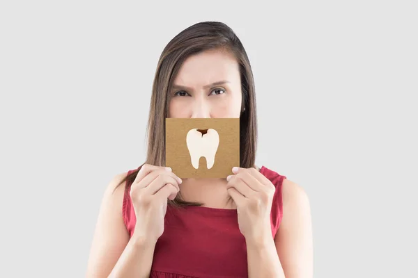 Mulher Asiática Camisa Vermelha Segurando Papel Marrom Com Desenho Animado — Fotografia de Stock