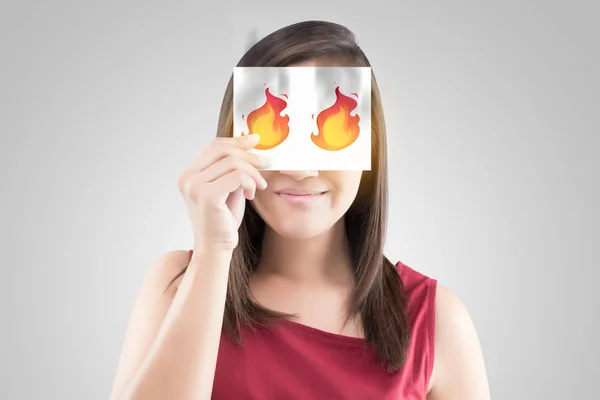 Mérges meg a nő-nő szeme égő tüzet a szeme — Stock Fotó