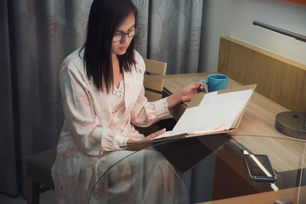 Mujer leyendo un documento —  Fotos de Stock