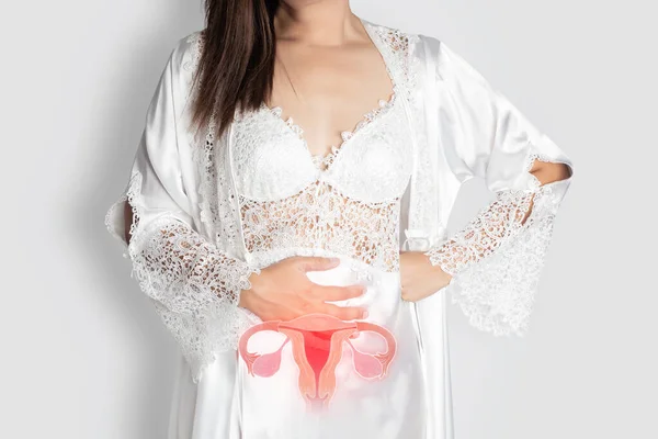 子宫疾病 子宫内膜异位症 夜间穿着白色丝绸睡衣和带花边长袍并伴有子宫疼痛的妇女 肚子痛的人 子宫的图解在女性身上 — 图库照片