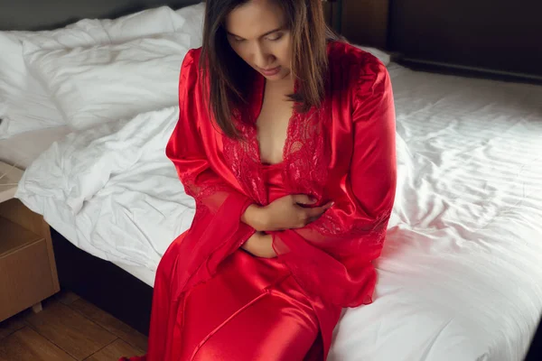 Syndrom Podrážděného Střeva Nebo Ibs Asijka Hedvábné Noční Košili Červený — Stock fotografie