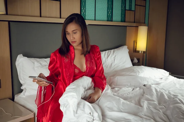 Smartphone Adicción Mujer Asiática Sentada Cama Por Noche Camisón Satén —  Fotos de Stock