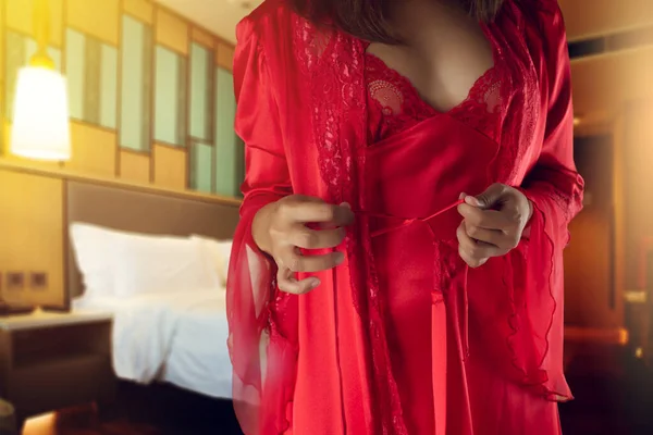 Женщины Красной Ночной Рубашке Атласном Халате Цветочным Кружевом Девушка Примеряет — стоковое фото