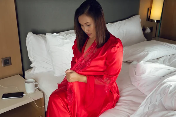 Mulheres Usavam Camisola Sexy Vermelha Robe Cetim Manga Longa Com — Fotografia de Stock