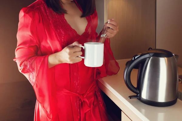 Kobieta Czerwonej Jedwabnej Koszuli Nocnej Luksusowe Szaty Robiące Gorącą Herbatę — Zdjęcie stockowe