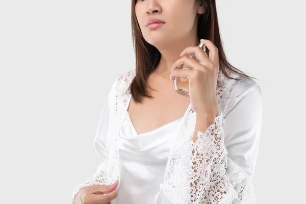 Uma Mulher Camisola Cetim Branco Polvilhe Perfume Mesma Garganta Fundo — Fotografia de Stock