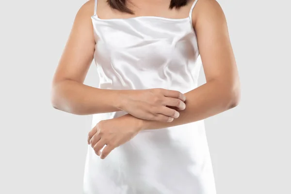 Beyaz Saten Elbiseli Bir Kadın Gri Arka Planı Kaşındırdığı Için — Stok fotoğraf