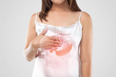 Beyaz elbiseli bir kadın açık gri arka planda reflü ya da GERD, Gastroözofagus Reflü Hastalığı, Tıbbi Tedavi ve Sağlık Konsepti