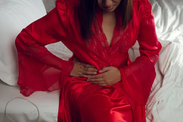 Uma Mulher Vestido Noite Vermelho Acetinado Que Sofre Dor Menstruação — Fotografia de Stock