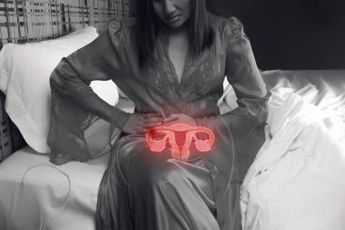 İpek gecelikli kadınların gece rahminde ağrı olur. İmplantasyon krampı yüzünden midem ağrıyor. Rahmin çizimi insan vücudunda..