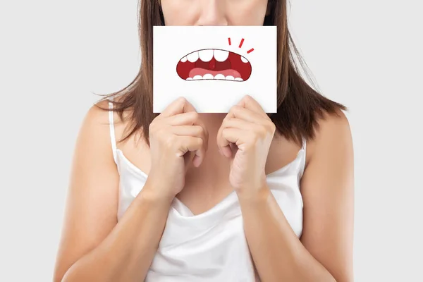 Donna Asiatica Camicia Rossa Possesso Una Carta Marrone Con Dente — Foto Stock