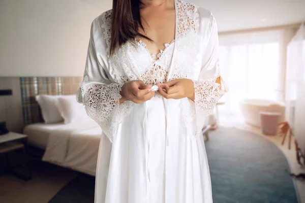 早上好在卧室里穿着白色睡衣和有花边的长袖子缎袍的女人 穿着新的白色睡衣睡觉的女孩 — 图库照片