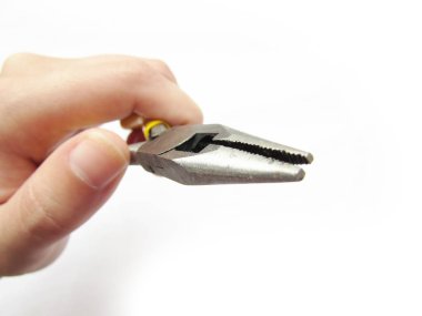 Sarı saplı küçük ince burunlu keseler sol elde sıkıştırılır beyaz bir arka plan üzerinde izole edilmiş bir nesne.