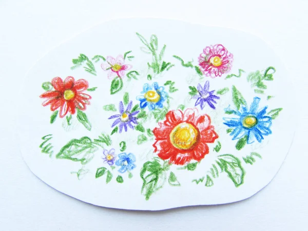 Pole wielokolorowe kwiaty rysowane przez kolorowe kredki odręczny przycinanie na białym tle papieru. — Zdjęcie stockowe
