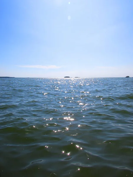 Horizonte azul con superficie marina, resplandor del sol y cielo azul de verano . — Foto de Stock