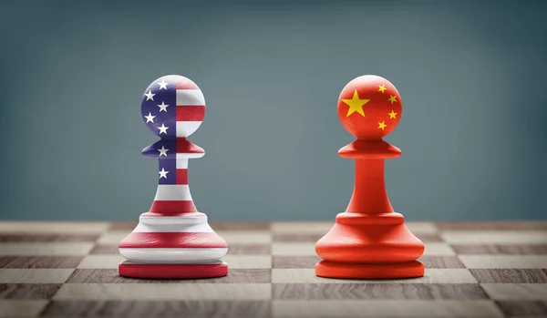 美中冲突 棋盘上的国际象棋棋子上挂着国旗 3D插图 — 图库照片