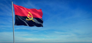 Angola 'nın ulusal bayrağı açık mavi gökyüzünün önünde rüzgarda dalgalanıyor.