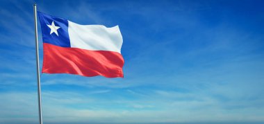 Şili 'nin ulusal bayrağı açık mavi gökyüzünün önünde rüzgarda dalgalanıyor.