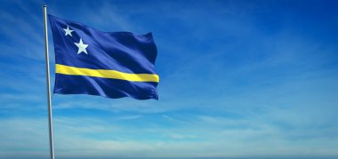 Curacao 'nun ulusal bayrağı açık mavi gökyüzünün önünde rüzgarda dalgalanıyor.