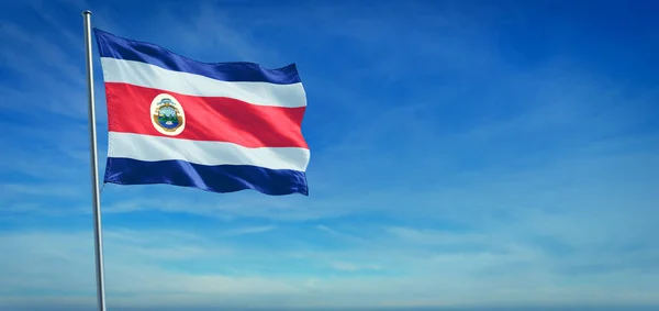 Kostarická Národní Vlajka Vlála Větru Před Jasně Modrou Oblohou — Stock fotografie