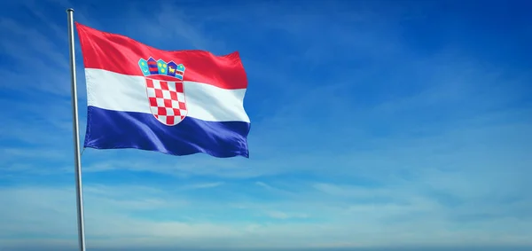 Государственный Флаг Хорватии Дующий Ветру Перед Ясным Голубым Небом — стоковое фото