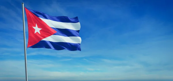 在晴朗的蓝天前迎风飘扬的古巴国旗 — 图库照片
