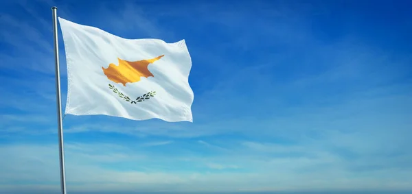 Bandera Nacional Chipre Ondeando Viento Frente Cielo Azul Claro — Foto de Stock