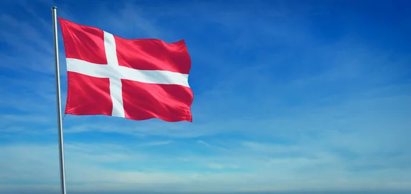 Государственный Флаг Дании Дующий Ветру Перед Ясным Голубым Небом — стоковое фото