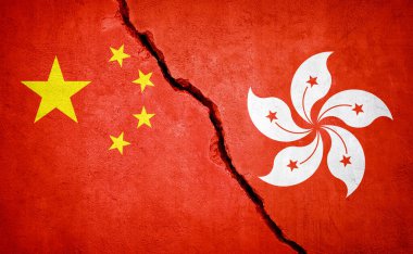 Çin ve Hong Kong çatışması. Kırık duvarda kırılan bayraklar. Görüntü.