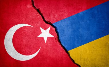 Türkiye ve Ermenistan çatışması. Kırık duvarda kırılan bayraklar. Görüntü.