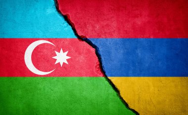 Azerbaycan ve Ermenistan çatışması. Kırık duvarda kırılan bayraklar. Görüntü.