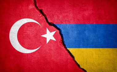 Türkiye ve Ermenistan çatışması. Kırık duvarda kırılan bayraklar. Görüntü.