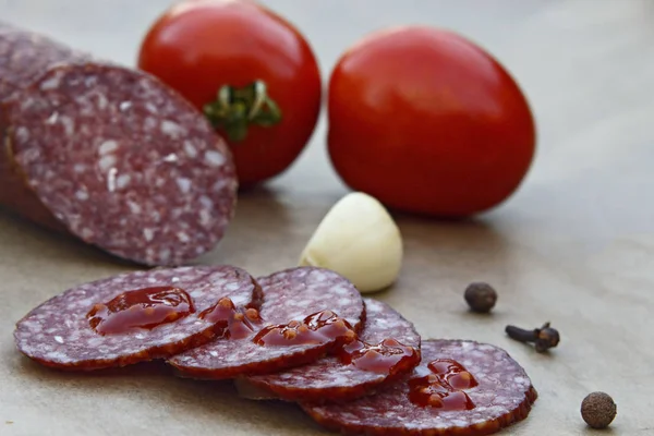 Sosis ve baharat parşömen kağıt üzerinde. Yukarıda TOPVIEW görüntülemek.