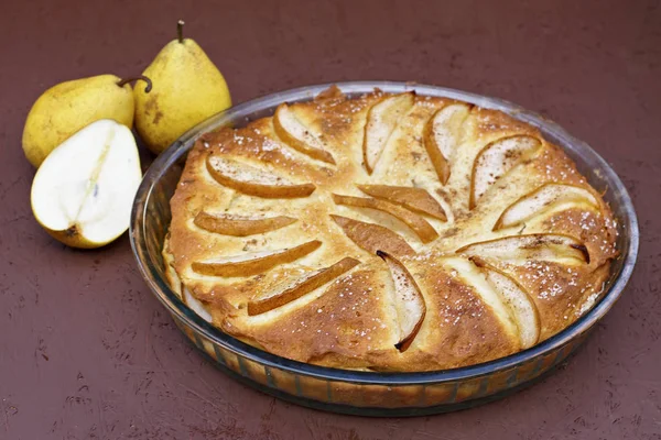 Bir cam tabakta olgun armut ile pasta. Yukarıda TOPVIEW görüntülemek.