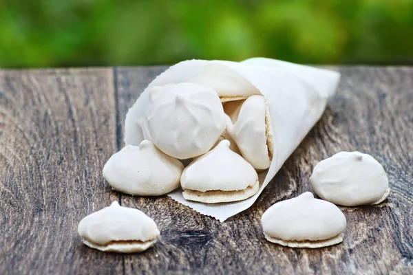 Ahşap arka plan üzerinde bir kağıt zarf içinde gevrek beze.