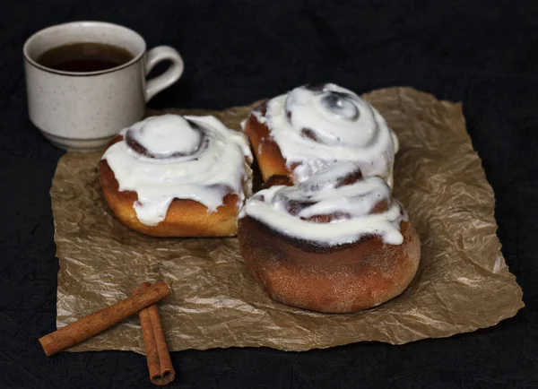 Buns Cinnamon Coffee Parchment Paper Dark Background — Stock Photo, Image