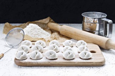 Ev yapımı hamur tatlısı yapma süreci. Tahtada çiğ ev yapımı hamur tatlısı. Kalıplı hamur işleri.