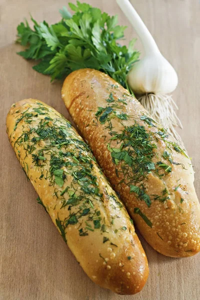 Baguettes Con Ajo Verduras Una Tabla Madera Vista Desde Arriba — Foto de Stock