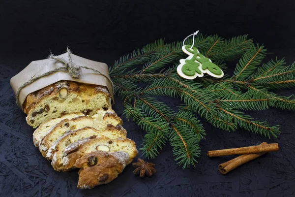 Geleneksel Alman Noeli pasta - bir siyah stollen çam dalları, baharat ve Noel süslemeleri arka plan.
