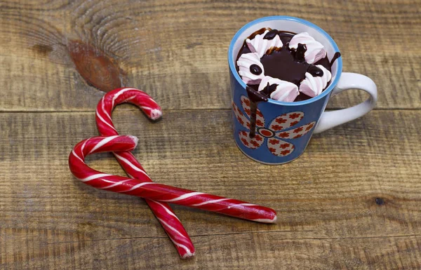 Sıcak çikolata şeker ve şekerleme ahşap arka plan ile. Yeni yıl Noel.