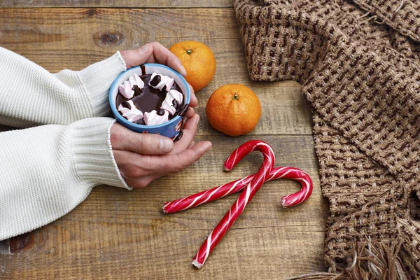 一杯のホット チョコレート セーターの男の手でマシュマロ みかん お菓子 ニットものの木製の背景のイメージ — ストック写真
