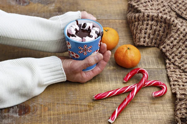 Eine Tasse Heiße Schokolade Und Marshmallow Den Händen Eines Mannes — Stockfoto