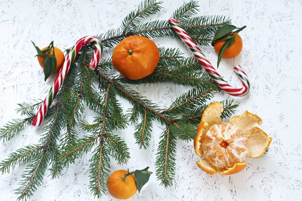 Branches Épinette Mandarines Bonbons Sur Fond Blanc Vue Haut Nouvel — Photo