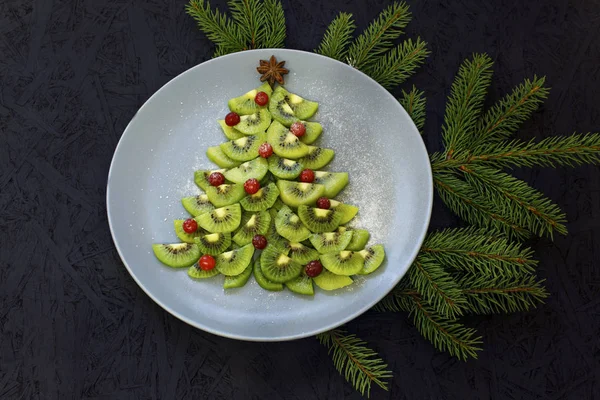 Kiwi Slices Laid Out Plate Shape Christmas Tree Black Background — Stock Photo, Image