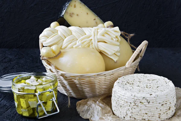 Siyah bir zemin üzerine peynir farklı türleri. Peynir tabağı.