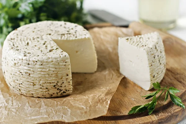 Queso Blanco Sobre Una Tabla Madera Sobre Fondo Blanco Con — Foto de Stock