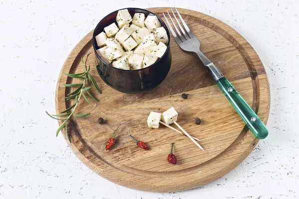 Queso Blanco Sobre Una Tabla Madera Sobre Fondo Blanco Con — Foto de Stock