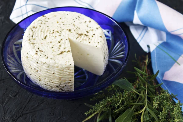 Queso Blanco Plato Sobre Fondo Negro Servilleta — Foto de Stock